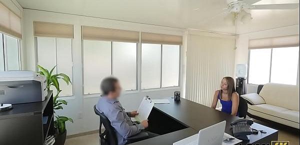  LOAN4K. Mann benutzt junges Studentenmädchen als Hure in seinem großen Büro